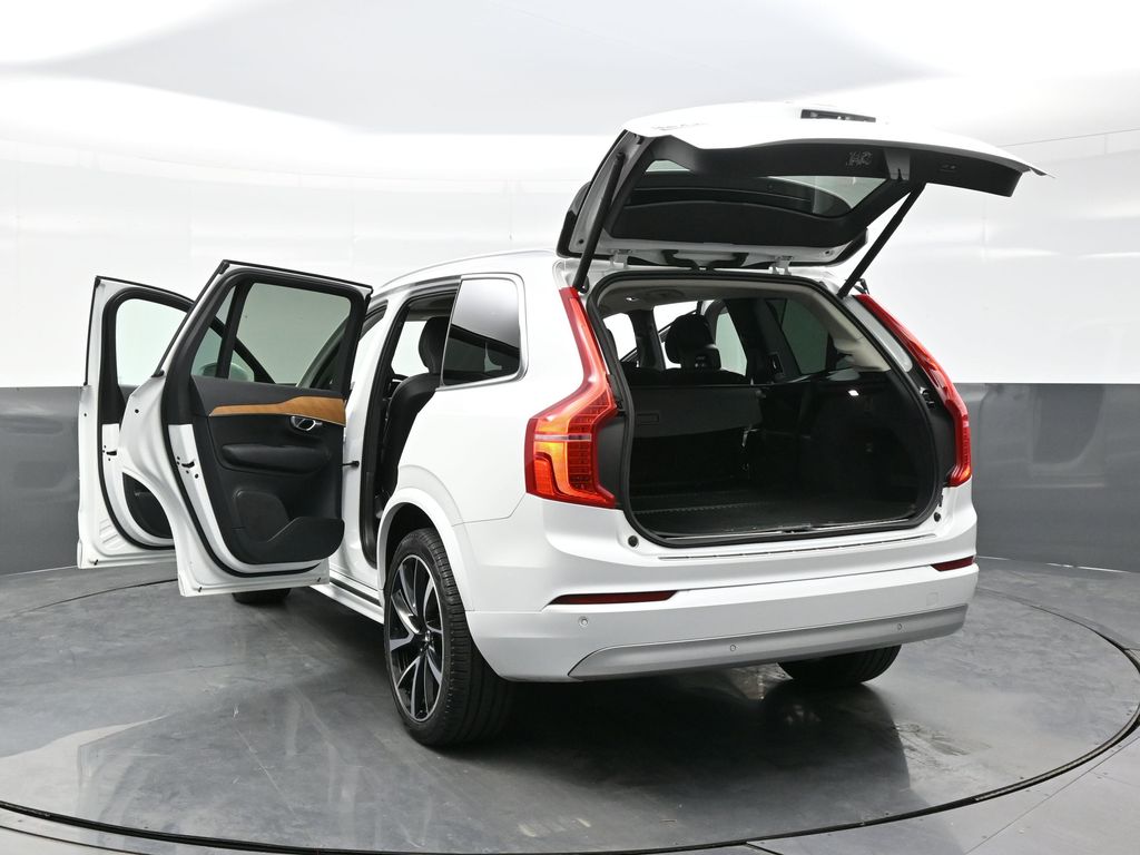 2022 Volvo XC90 T6 Momentum photo 36
