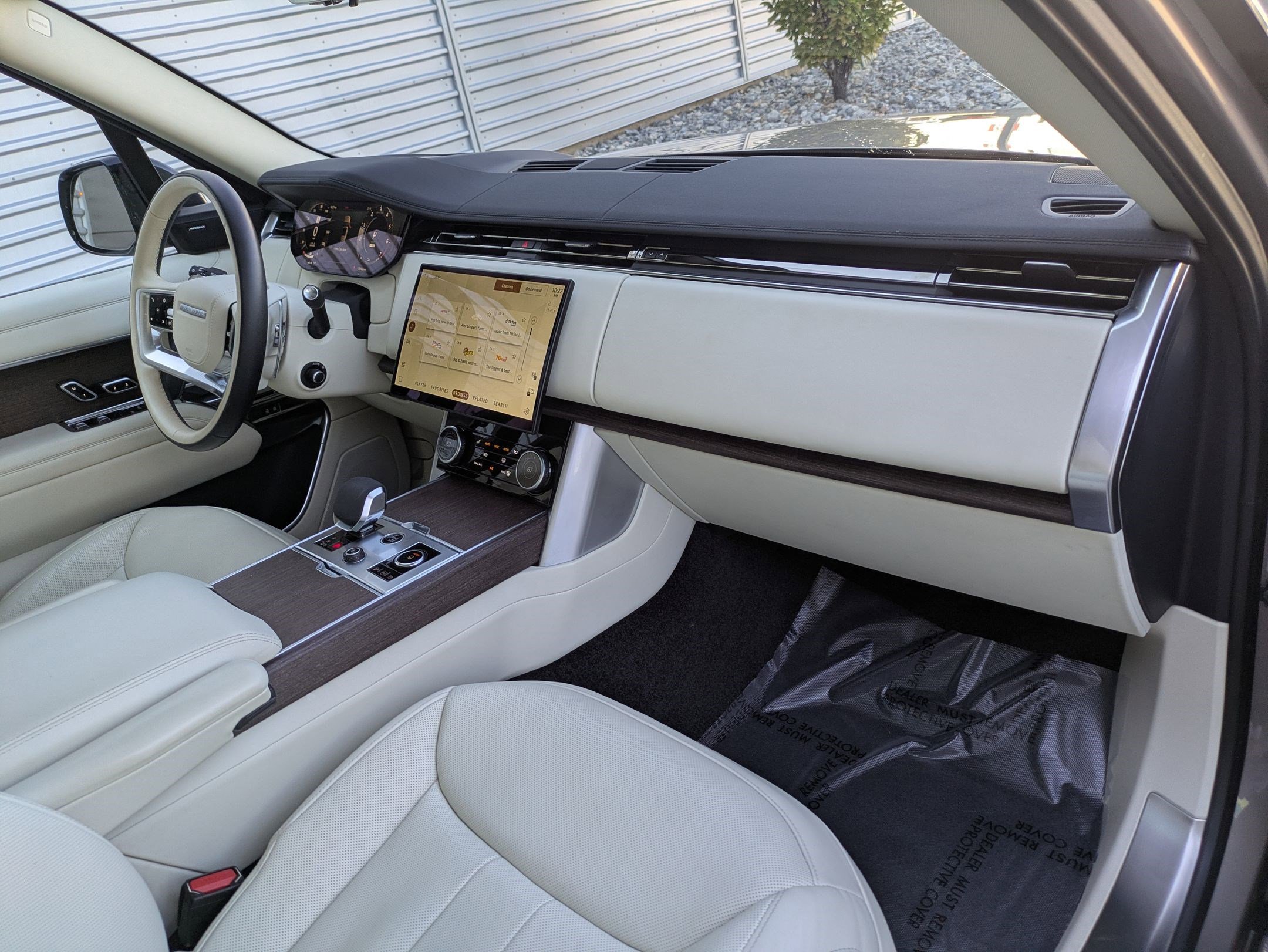 2023 Land Rover Range Rover SE photo 32