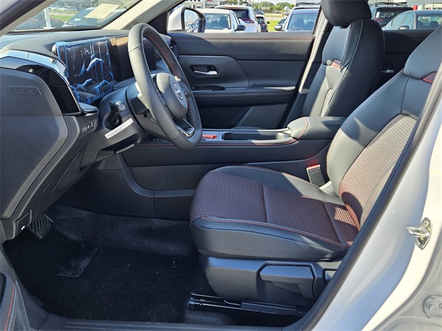 2025 Nissan Kicks SR photo 2