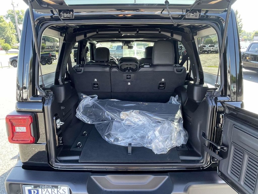 2025 Jeep Wrangler Sahara photo 36