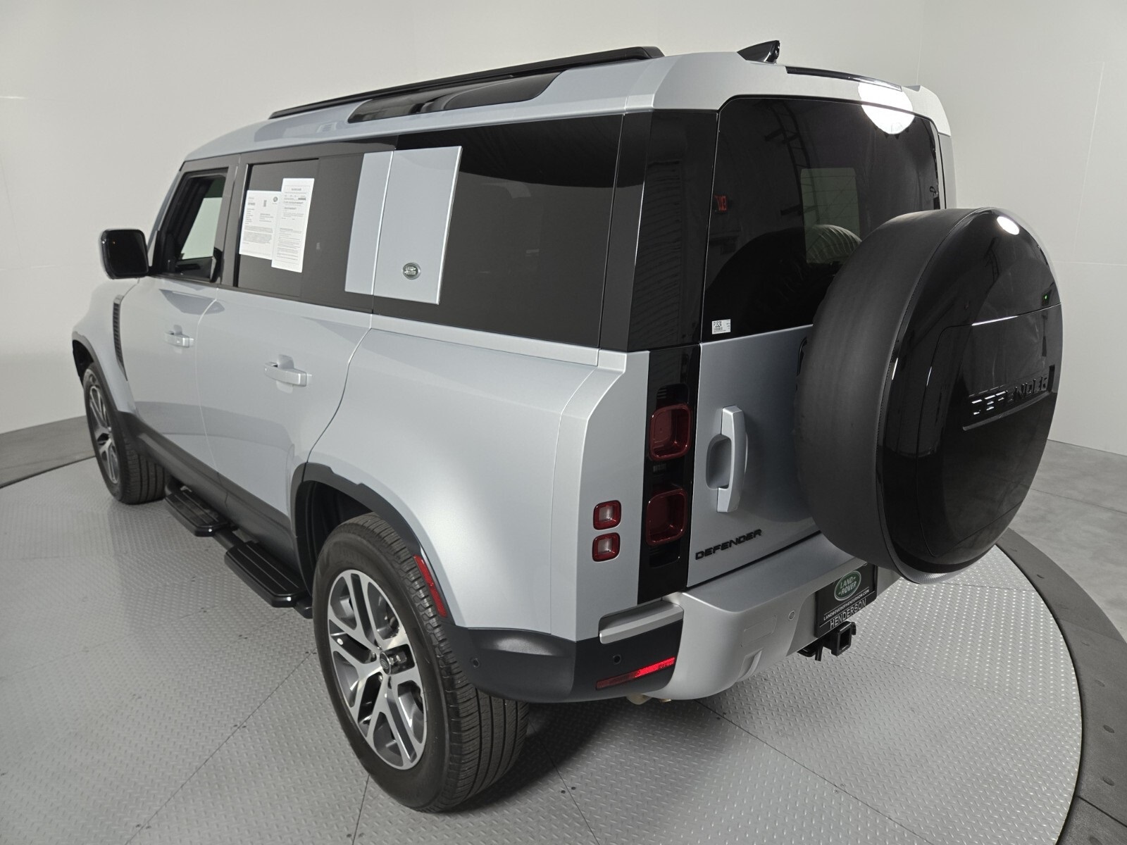 2024 Land Rover Defender 110 S photo 4