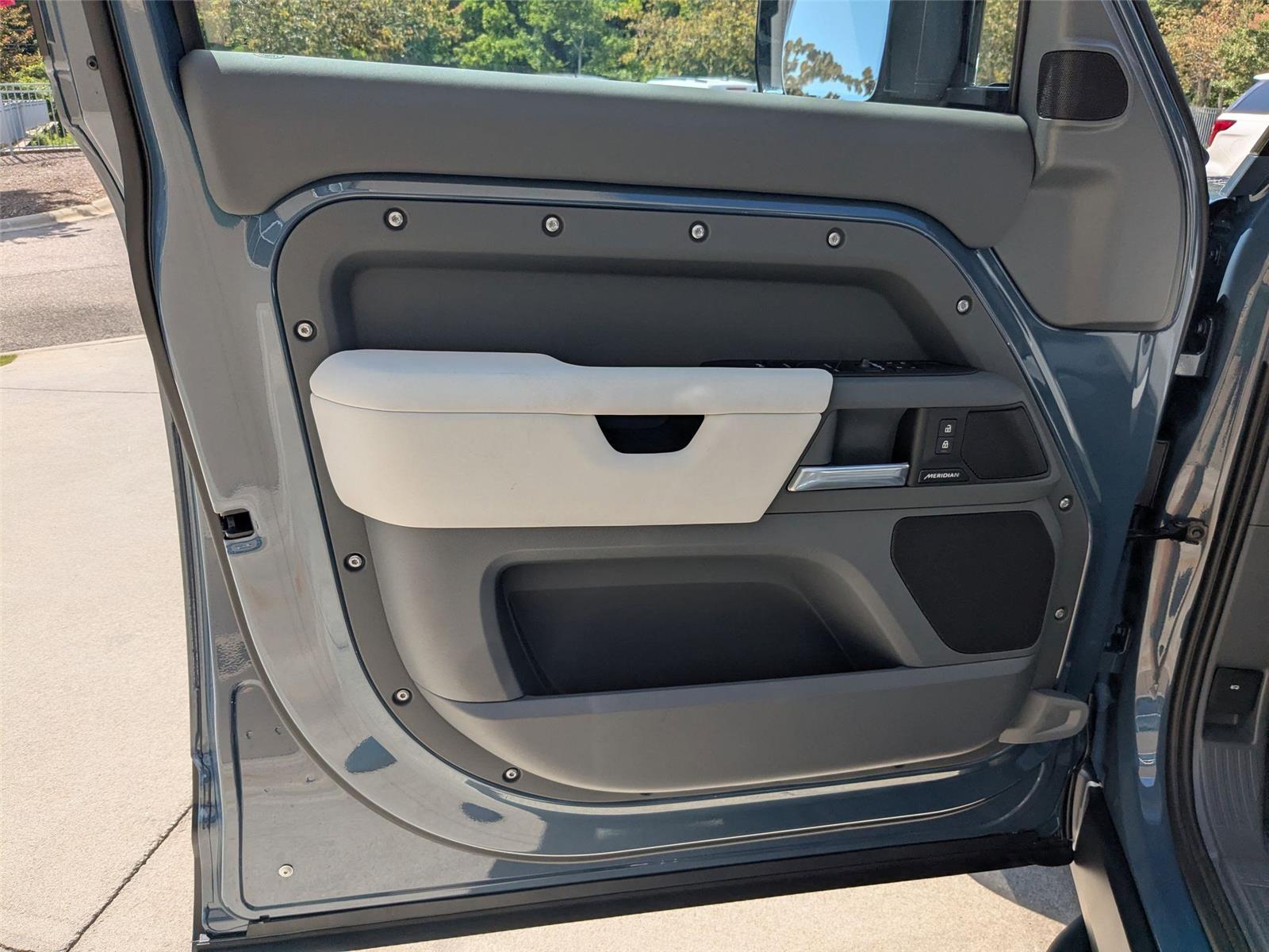 2025 Land Rover Defender 110 S photo 11