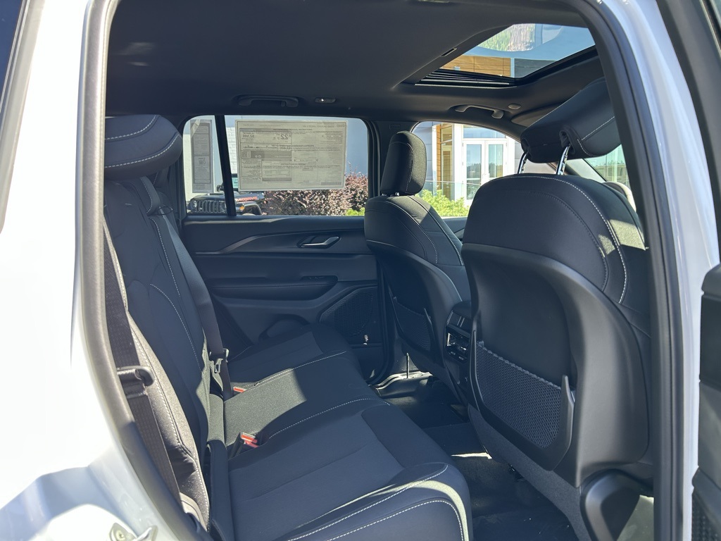 2025 Jeep Grand Cherokee Laredo X photo 28