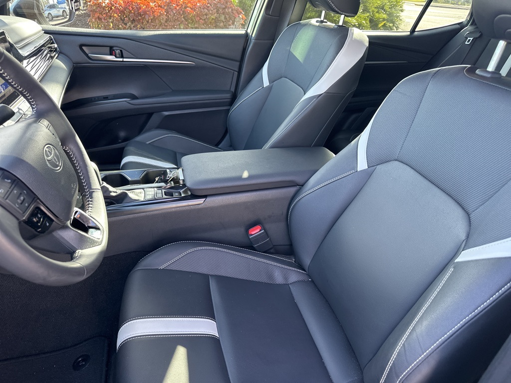2025 Toyota Camry SE photo 3