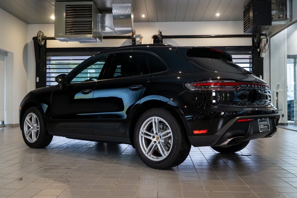 2025 Porsche Macan Base photo 3