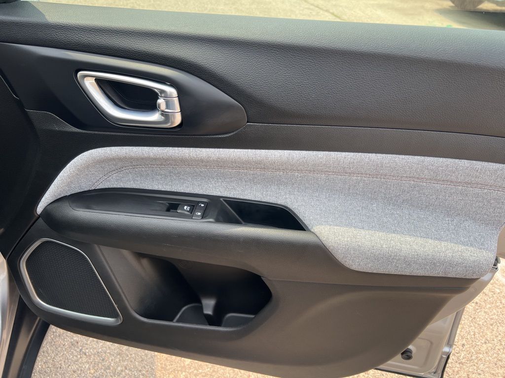 2022 Jeep Compass Latitude Lux photo 21