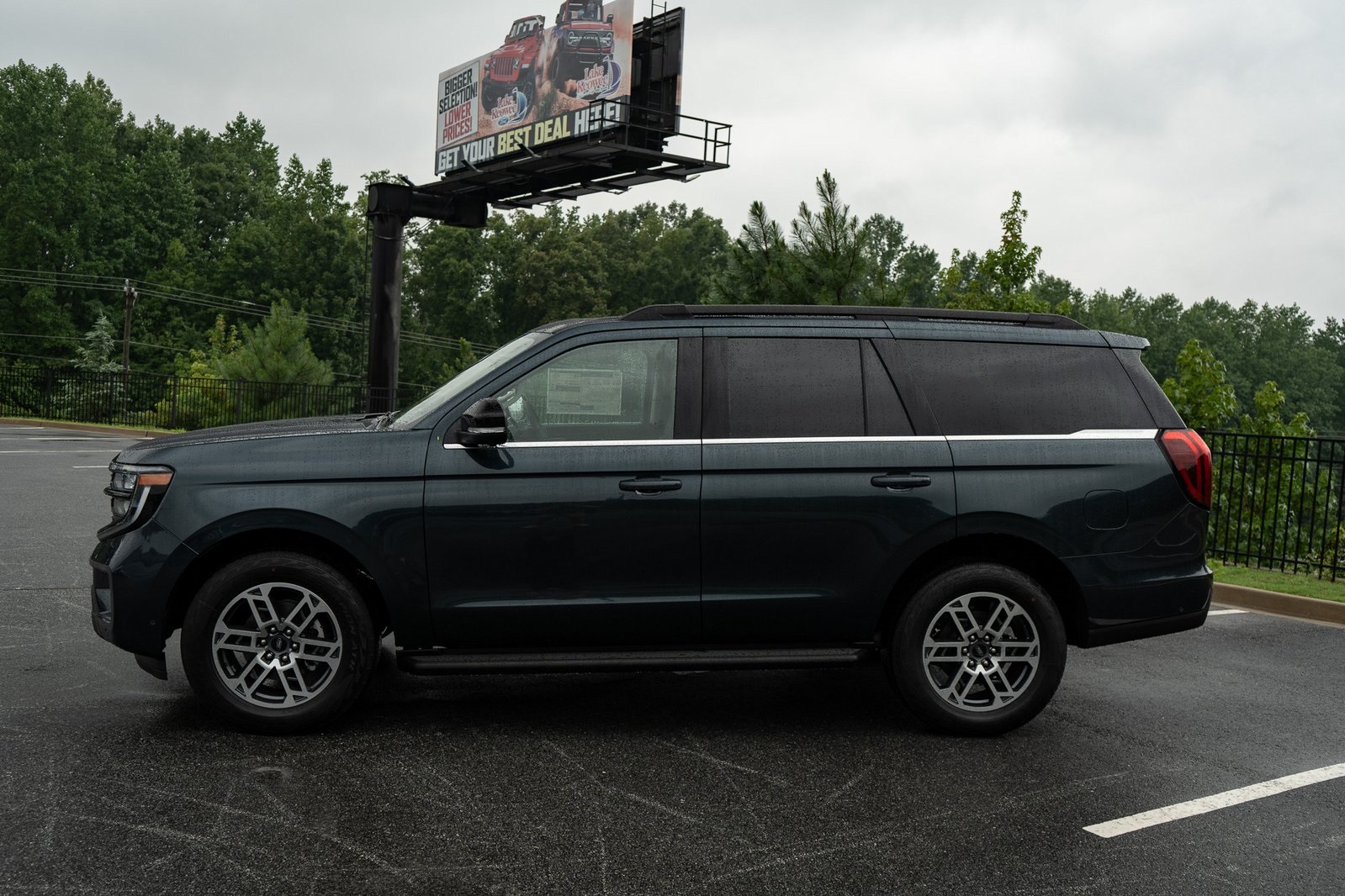 2025 Ford Expedition photo 3