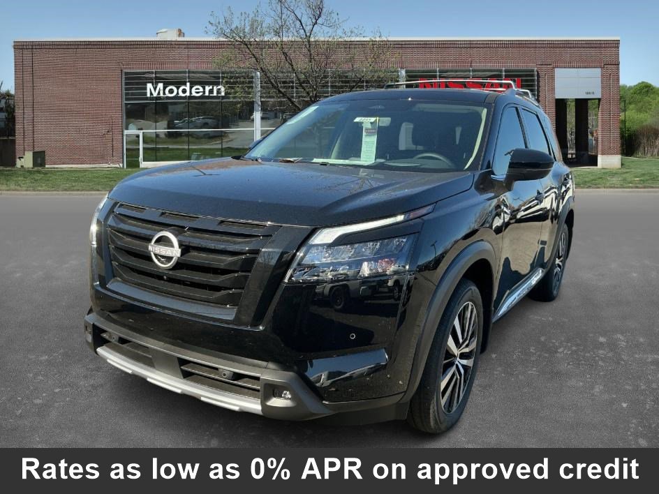 2025 Nissan Pathfinder Platinum's photo