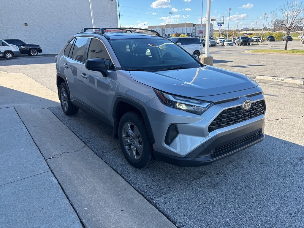2025 Toyota RAV4 LE's photo