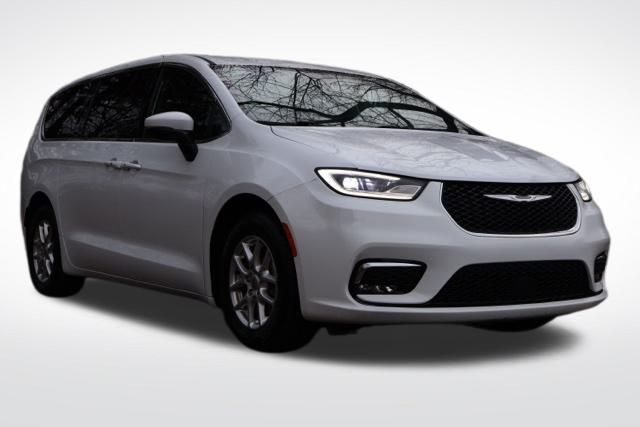 2023 Chrysler Pacifica Touring's photo