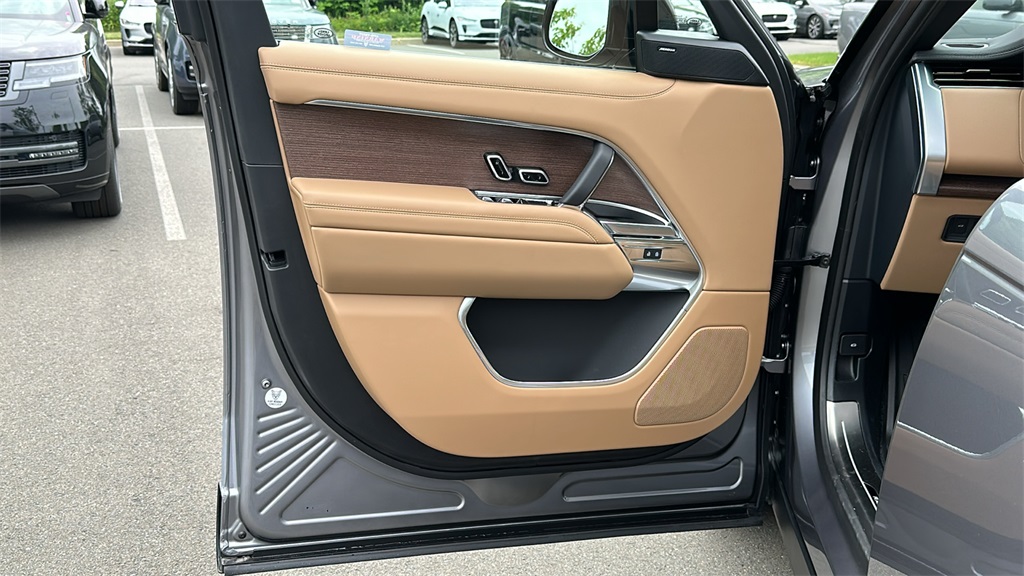 2025 Land Rover Range Rover SE photo 9