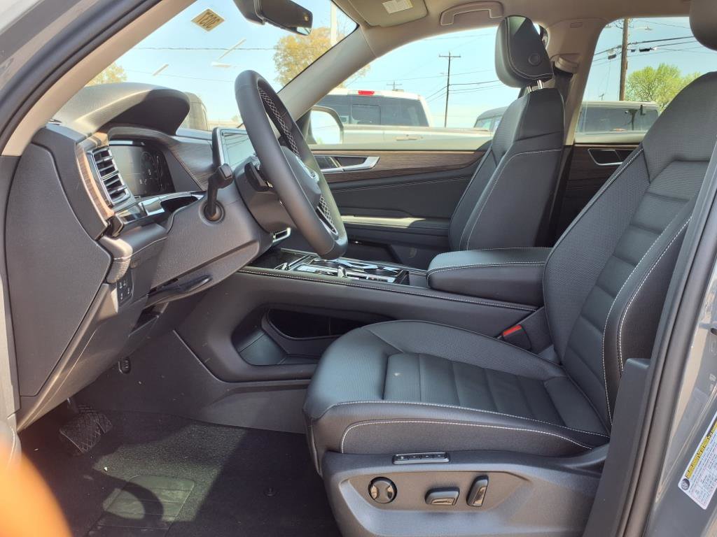 2025 Volkswagen Atlas SEL photo 3