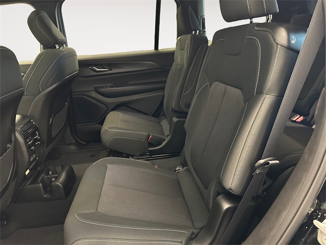 2025 Jeep Grand Cherokee Laredo photo 13