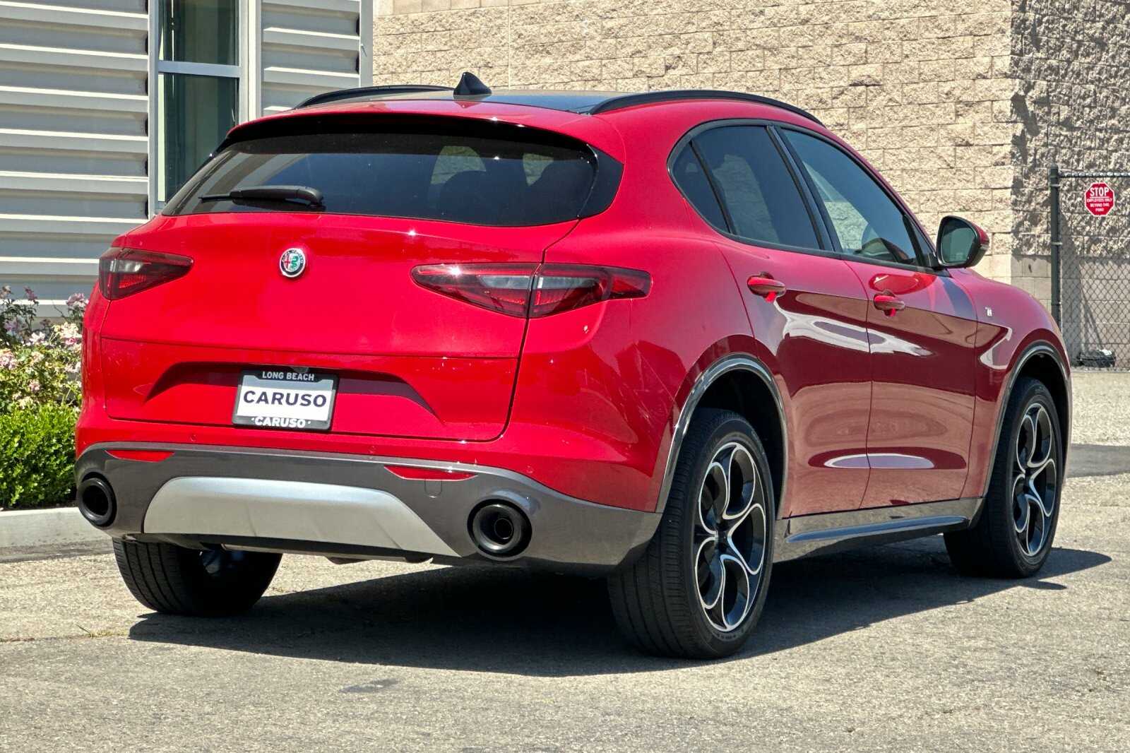 2022 Alfa Romeo Stelvio Ti photo 2