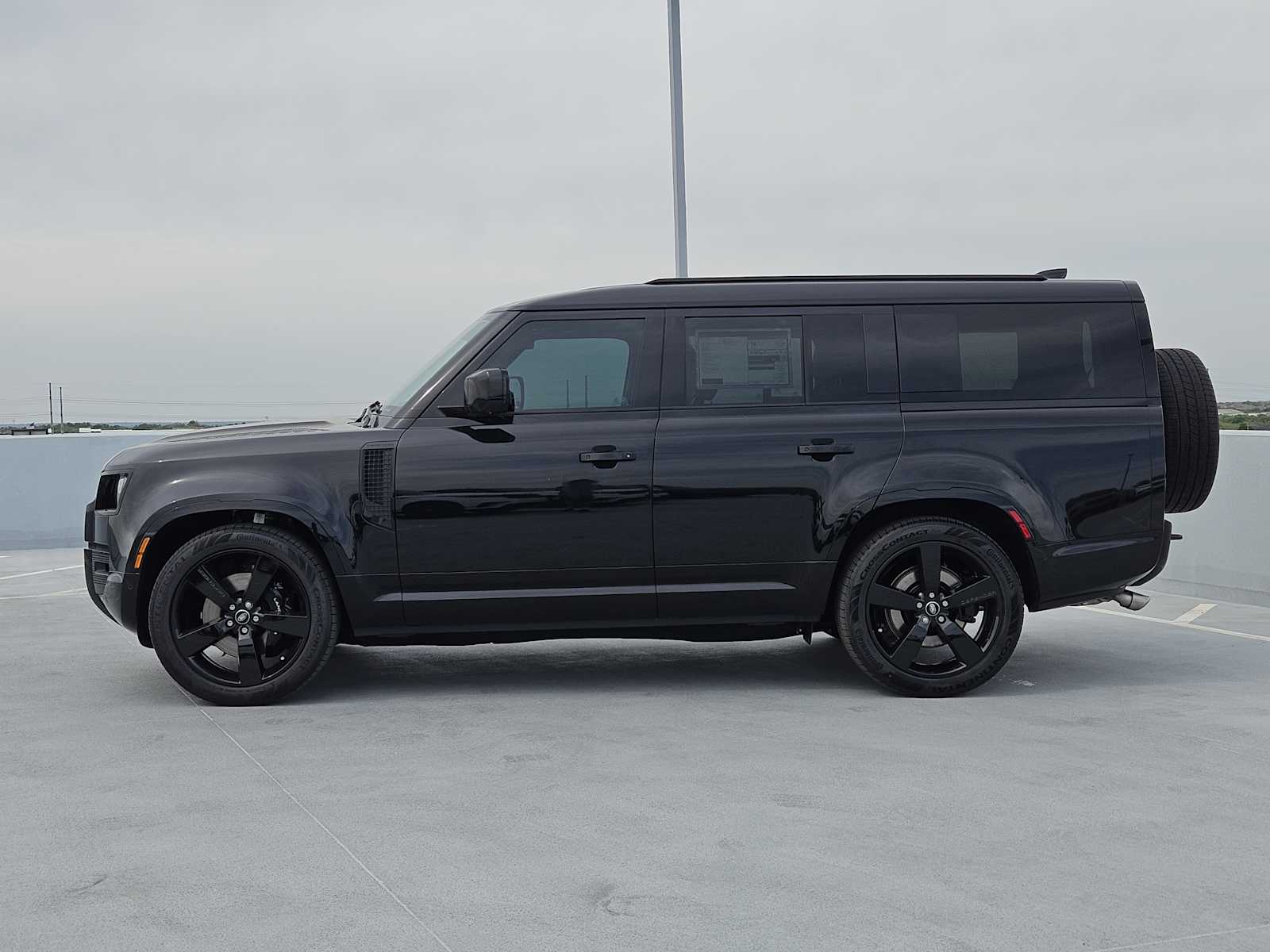 2025 Land Rover Defender 130 V8 photo 4