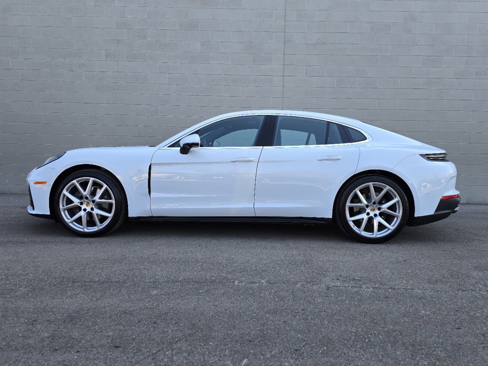 2024 Porsche Panamera 4 photo 2