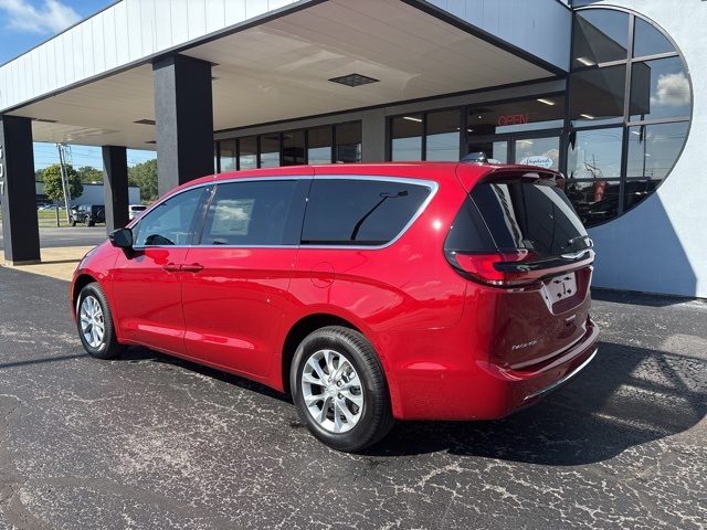 2025 Chrysler Pacifica photo 5