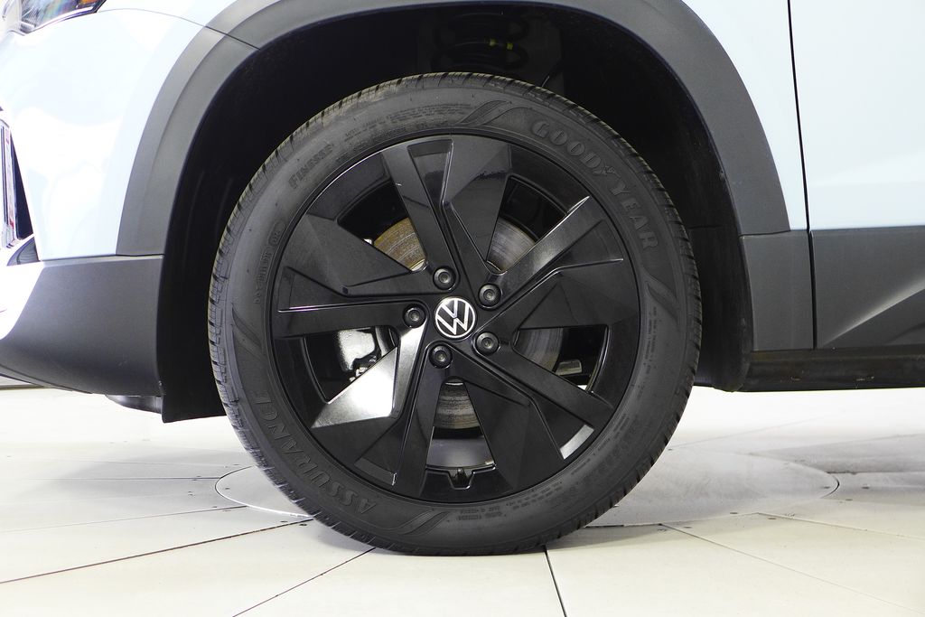 2025 Volkswagen Taos SE photo 4