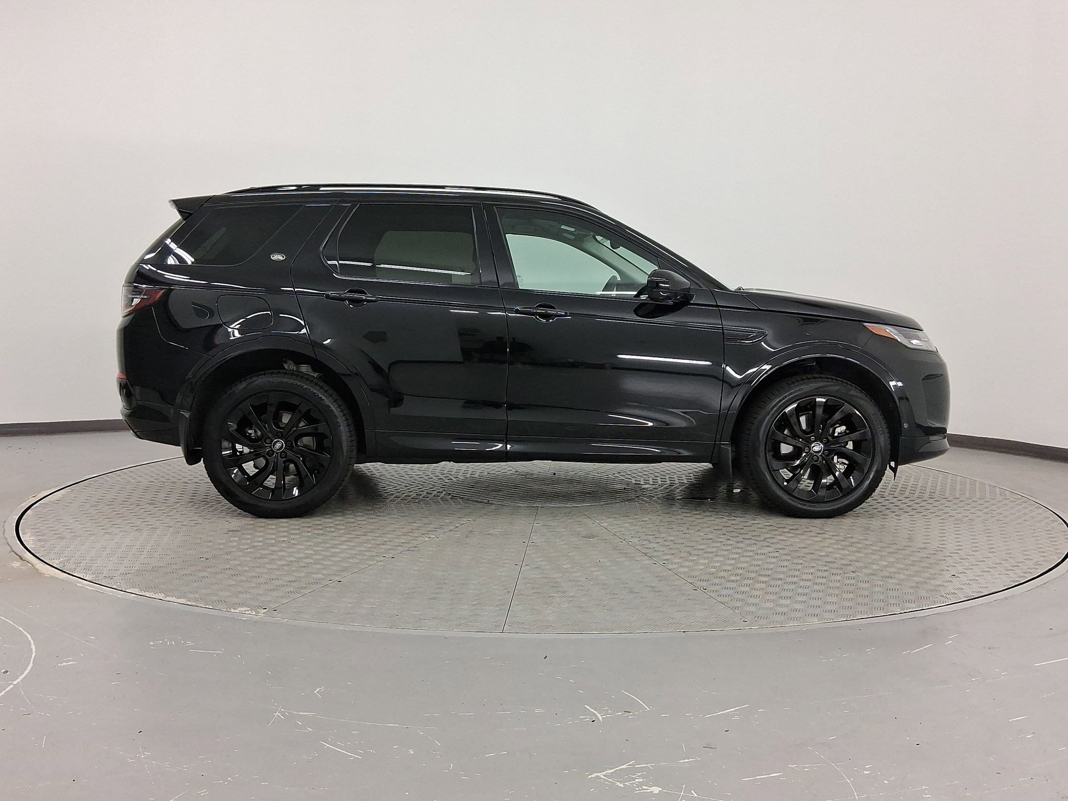 2025 Land Rover Discovery Sport S photo 5