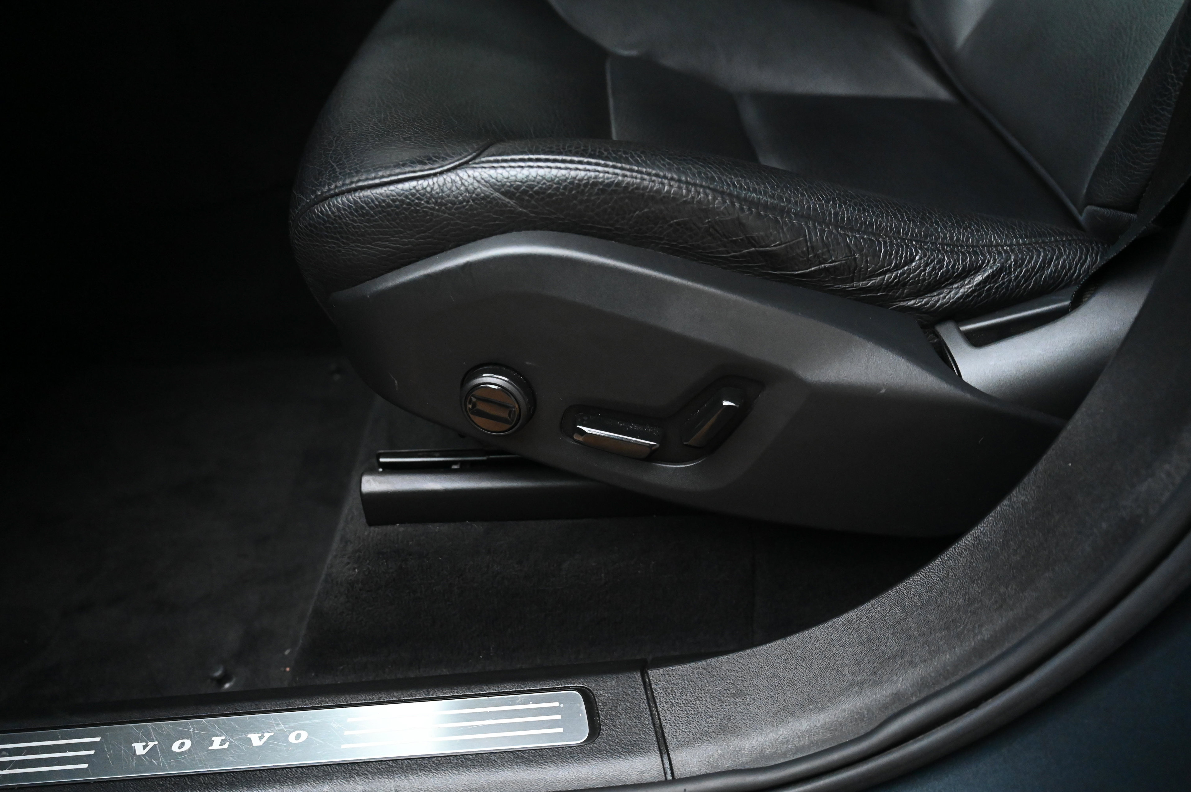 2022 Volvo XC90 T6 Momentum photo 3