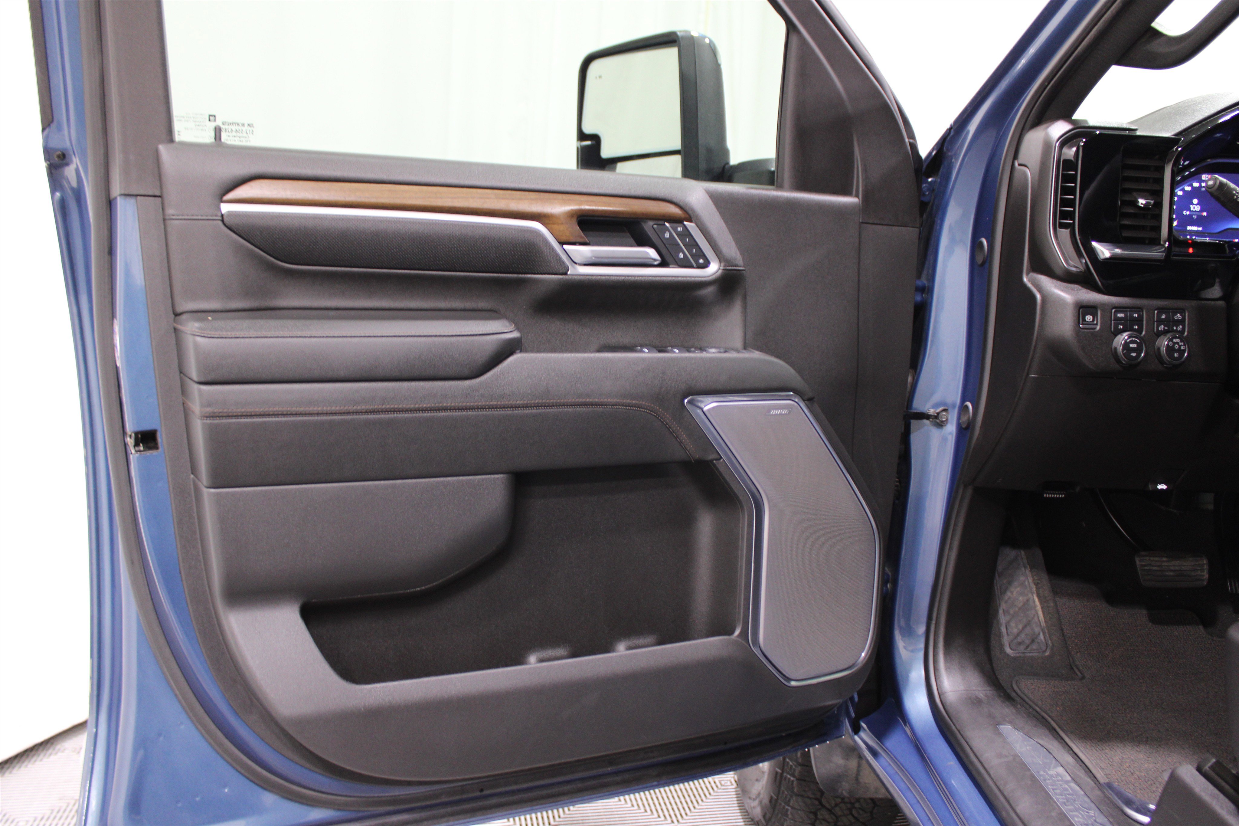 2025 Chevrolet Silverado 2500HD High Country photo 3