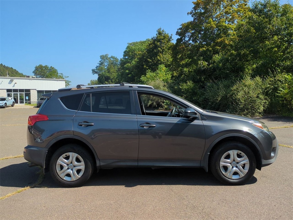 2014 Toyota RAV4 LE photo 3