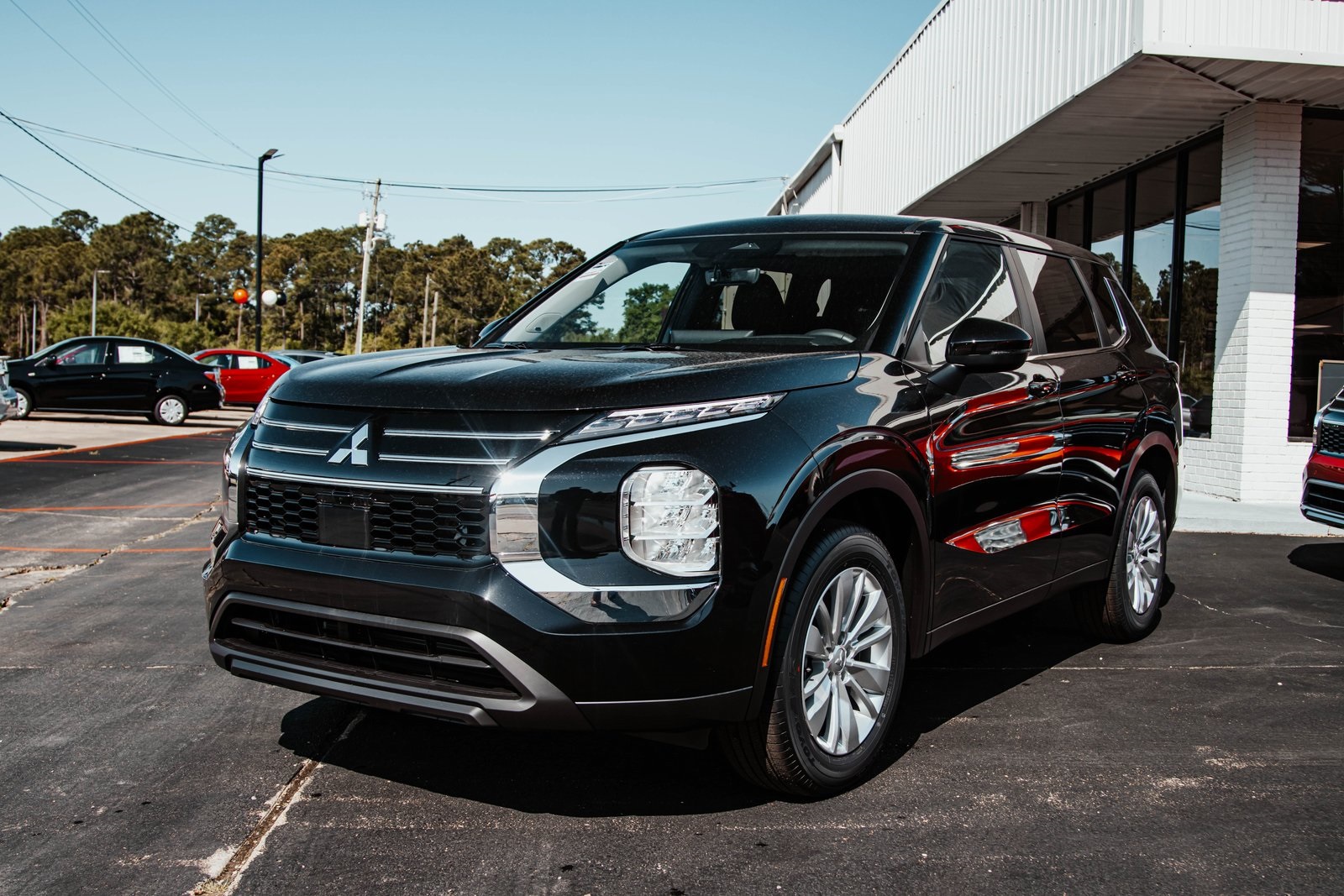 2025 Mitsubishi Outlander ES's photo