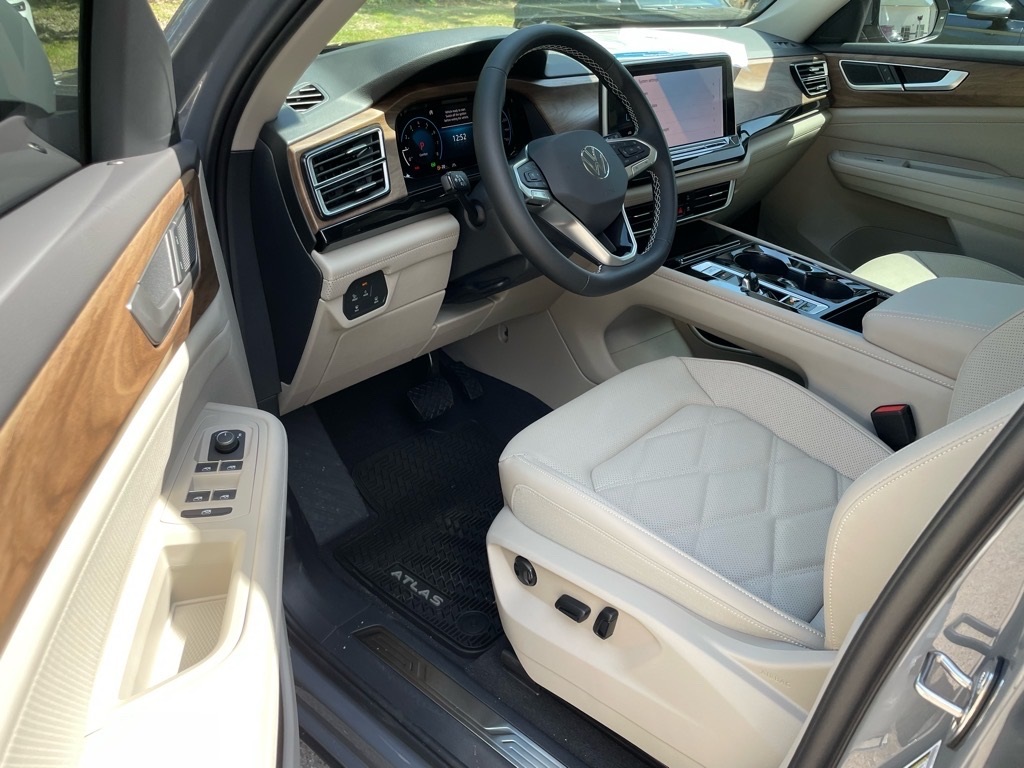 2026 Volkswagen Atlas SE photo 13