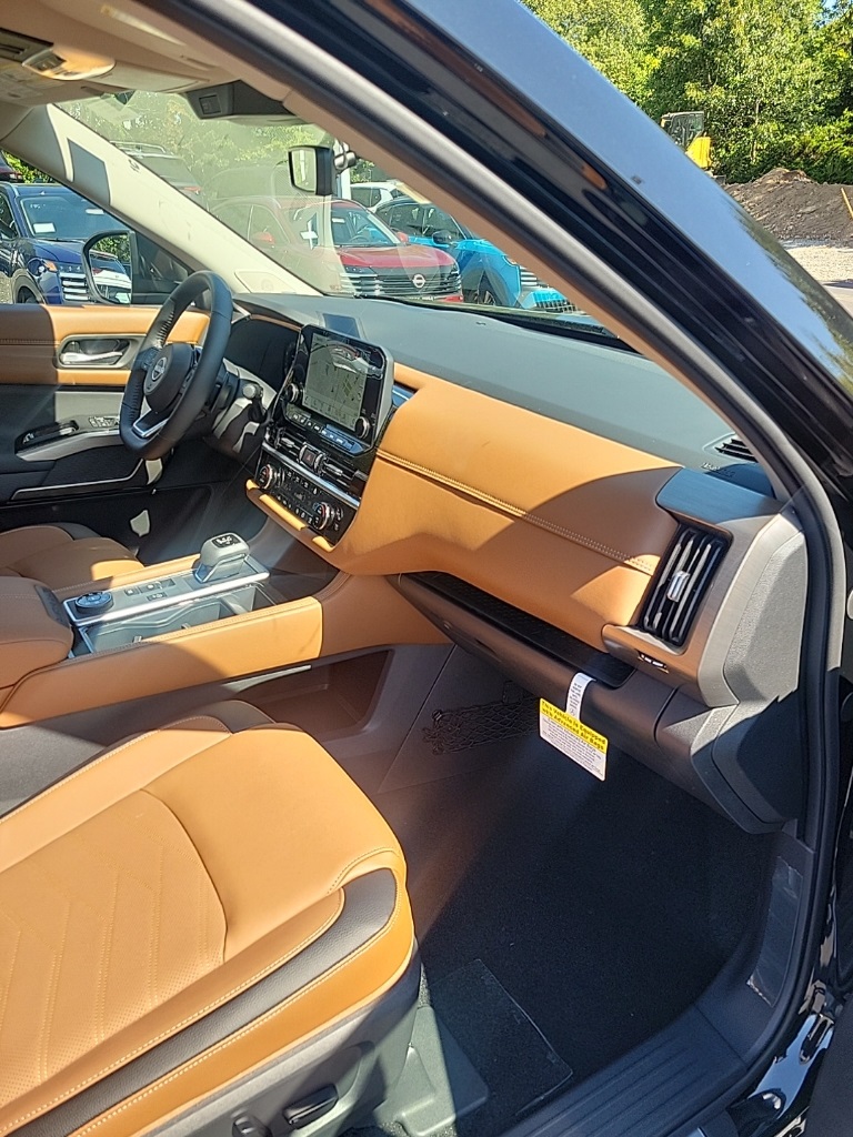 2025 Nissan Pathfinder Platinum photo 30