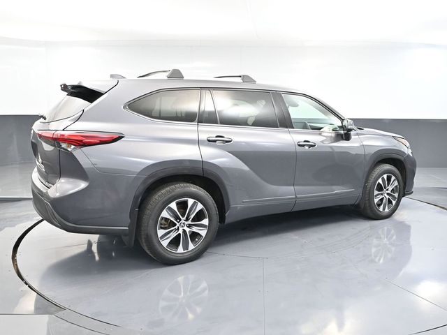 2021 Toyota Highlander XLE photo 3