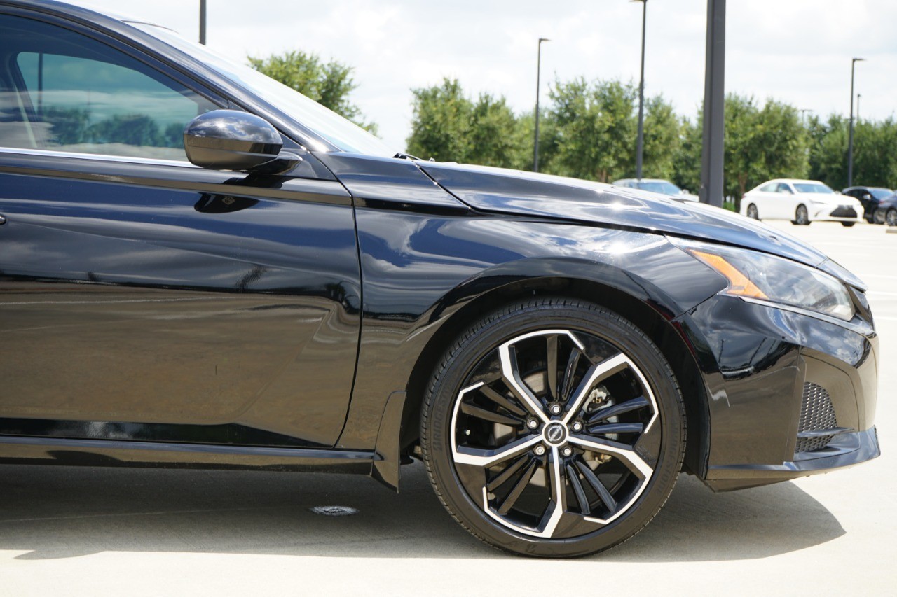 2023 Nissan Altima SR photo 9