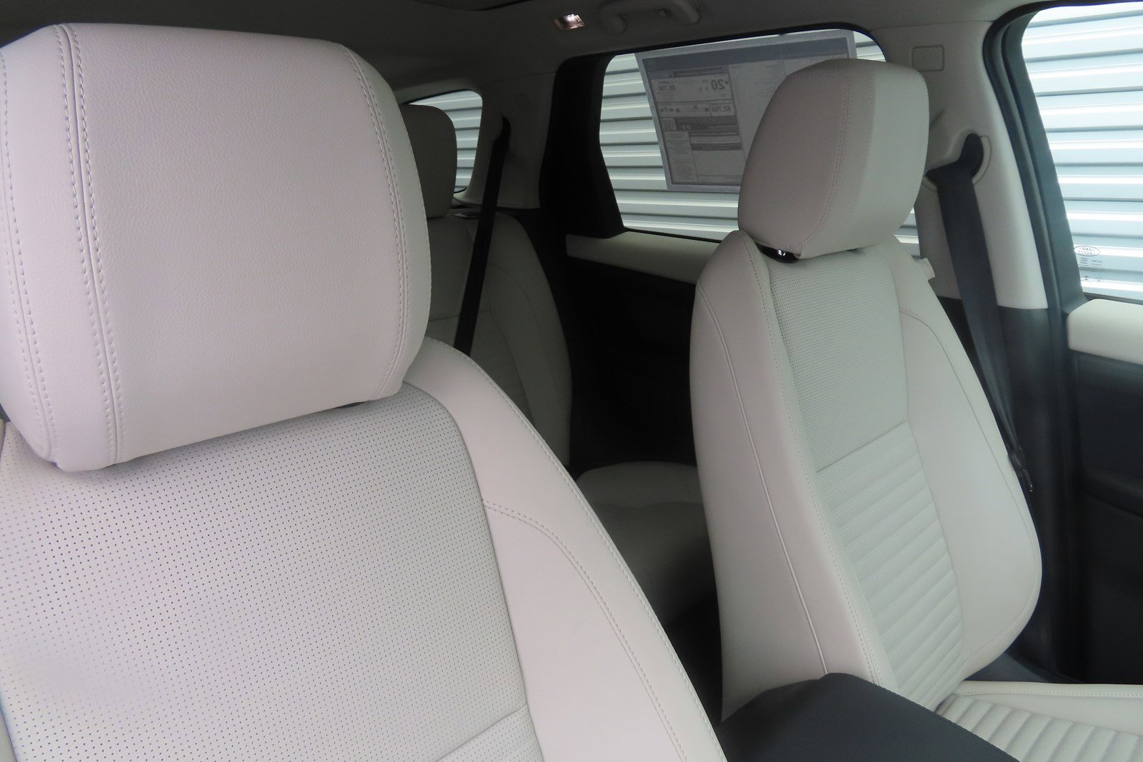 2023 Land Rover Discovery Sport SE photo 4