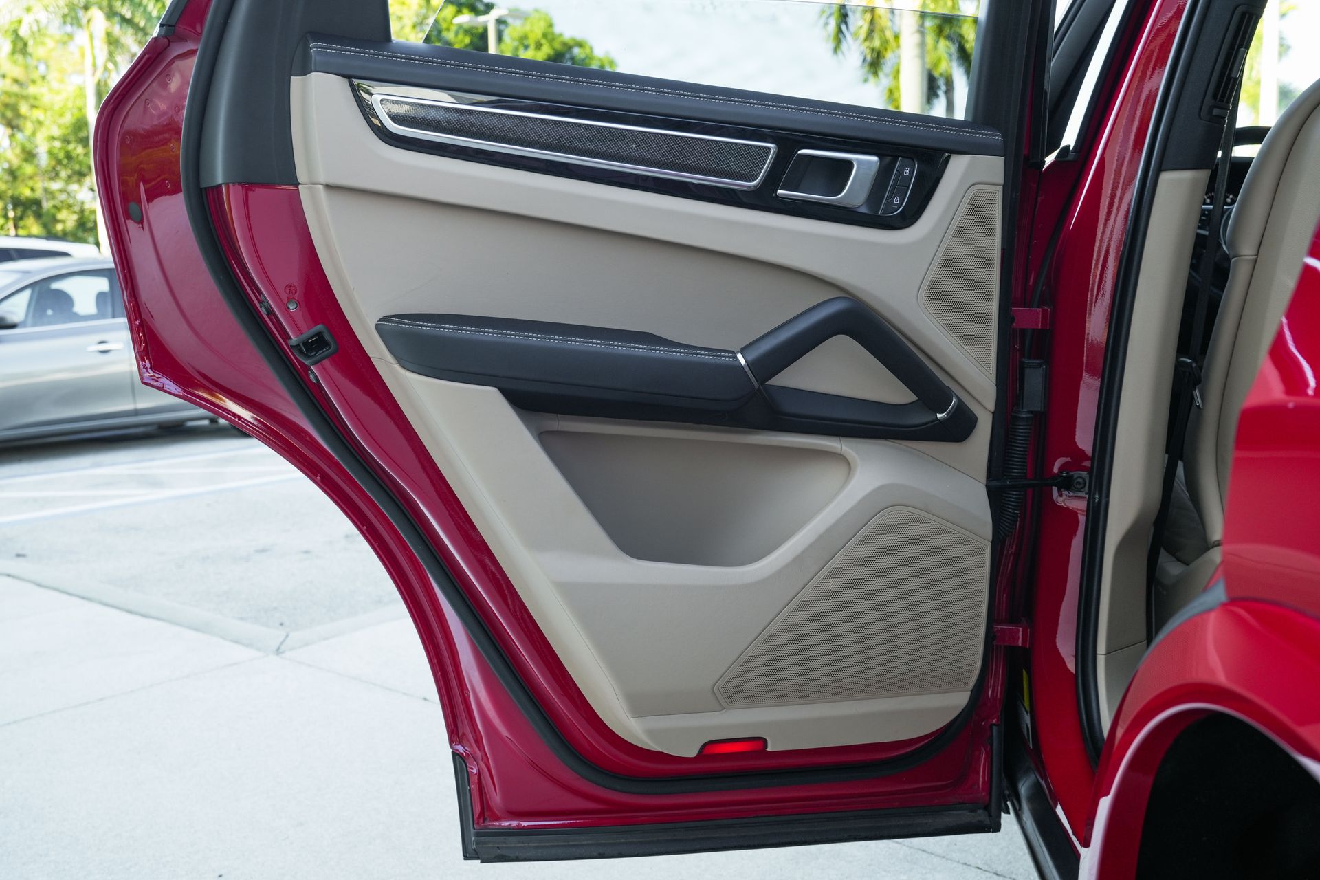 2023 Porsche Cayenne Platinum Edition photo 16