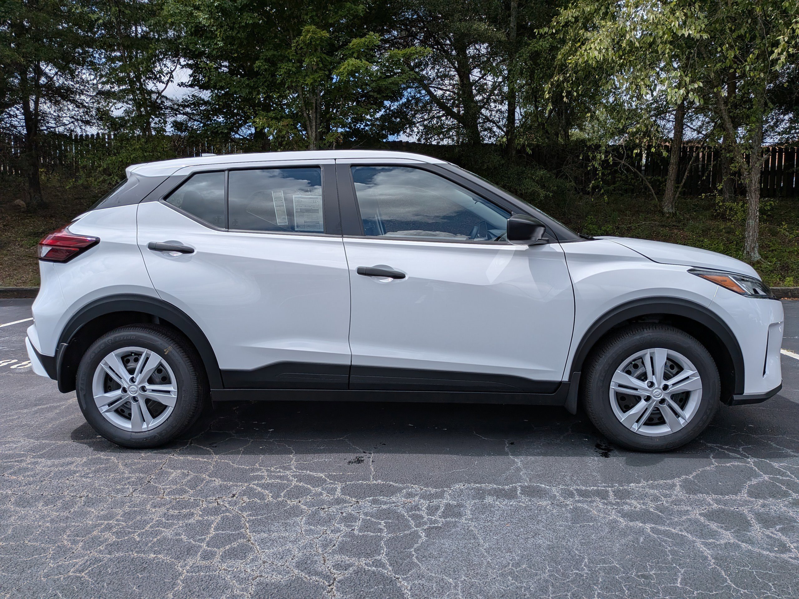 2025 Nissan Kicks Play S photo 2