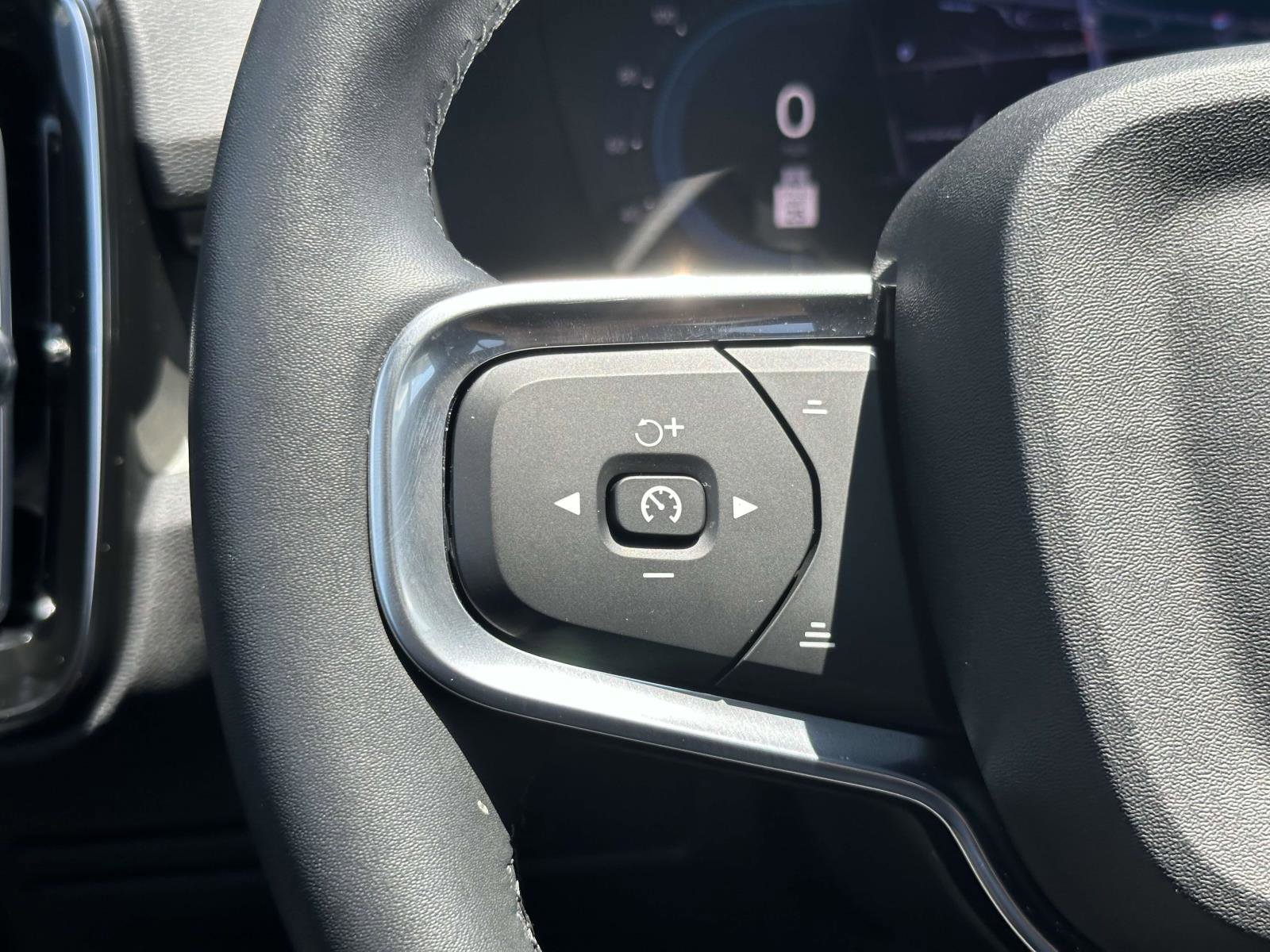 2025 Volvo XC40 Plus photo 8