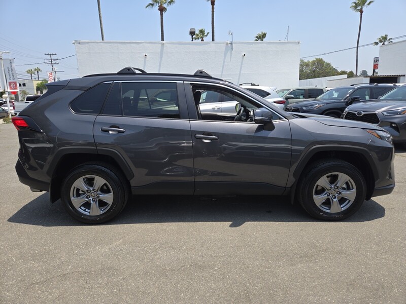 2024 Toyota RAV4 XLE photo 3