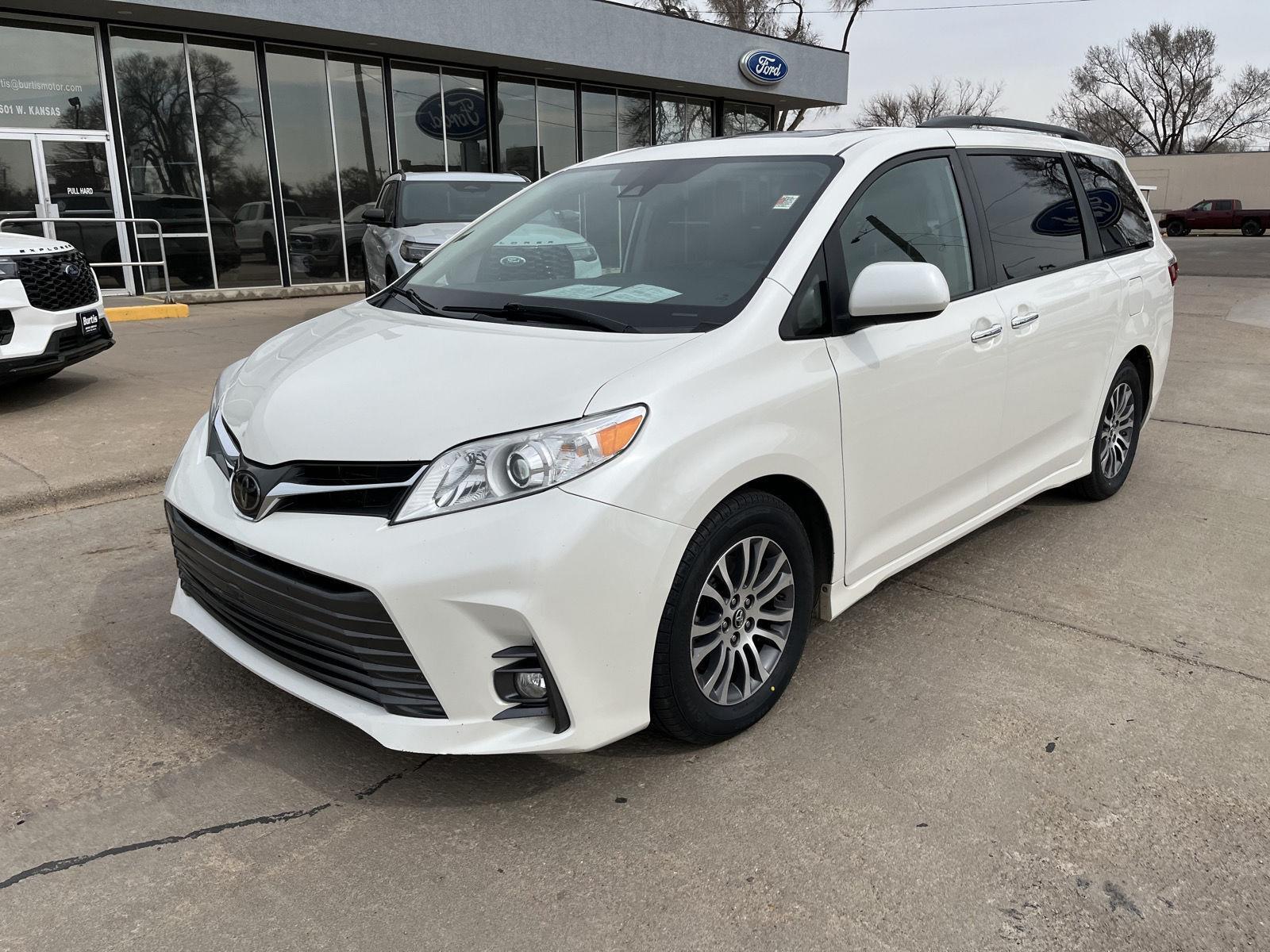 Certified 2020 Toyota Sienna XLE with VIN 5TDYZ3DC7LS038891 for sale in Garden City, KS