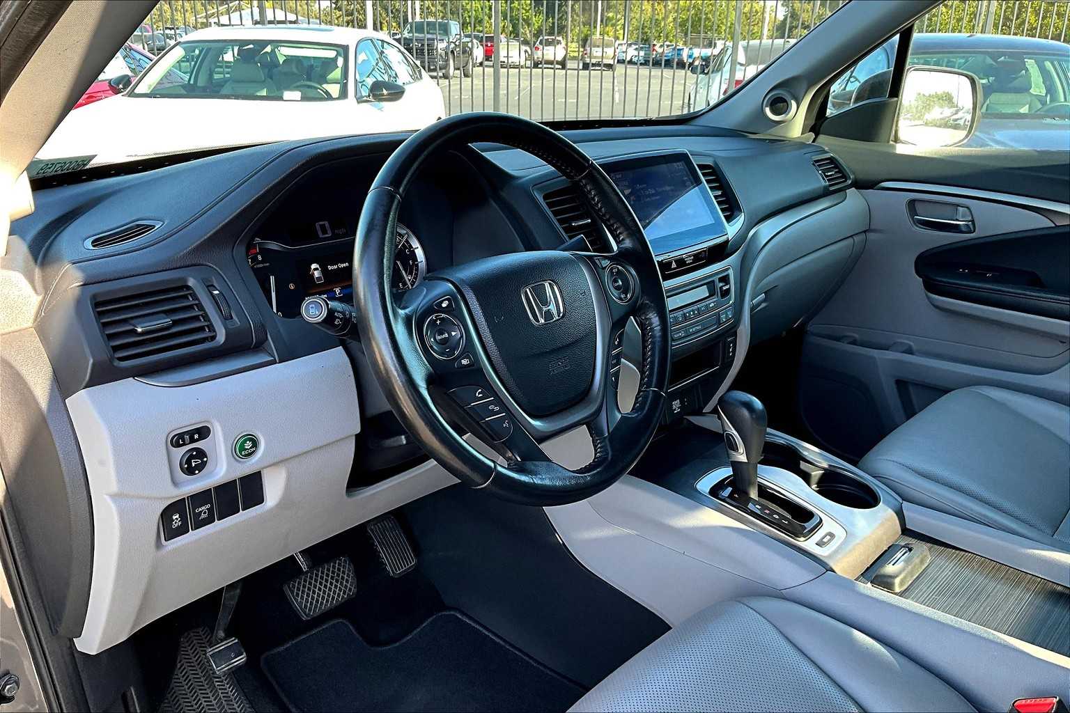 2017 Honda Ridgeline RTL-T photo 17