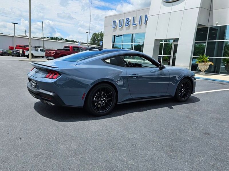 2025 Ford Mustang EcoBoost photo 9