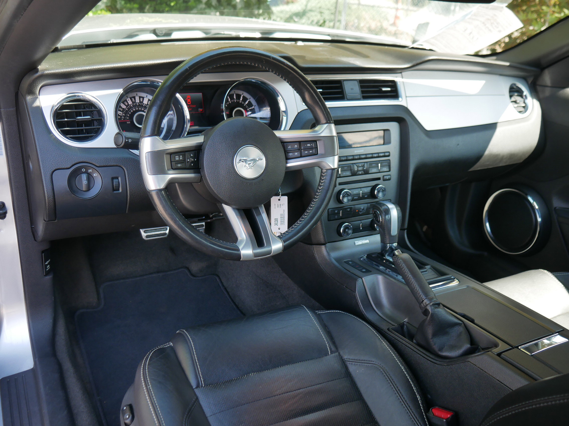 2013 Ford Mustang V6 Premium photo 3