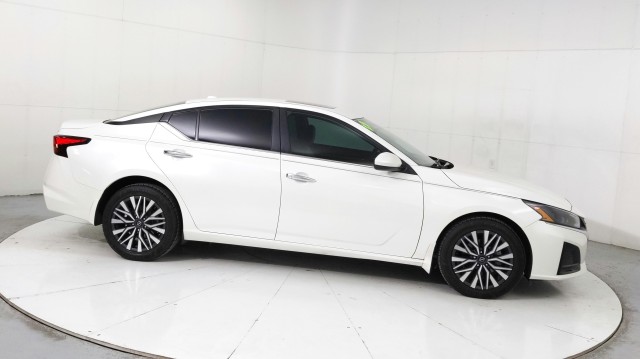 Used 2023 Pearl White Tricoat Nissan 2.5 SV image 6
