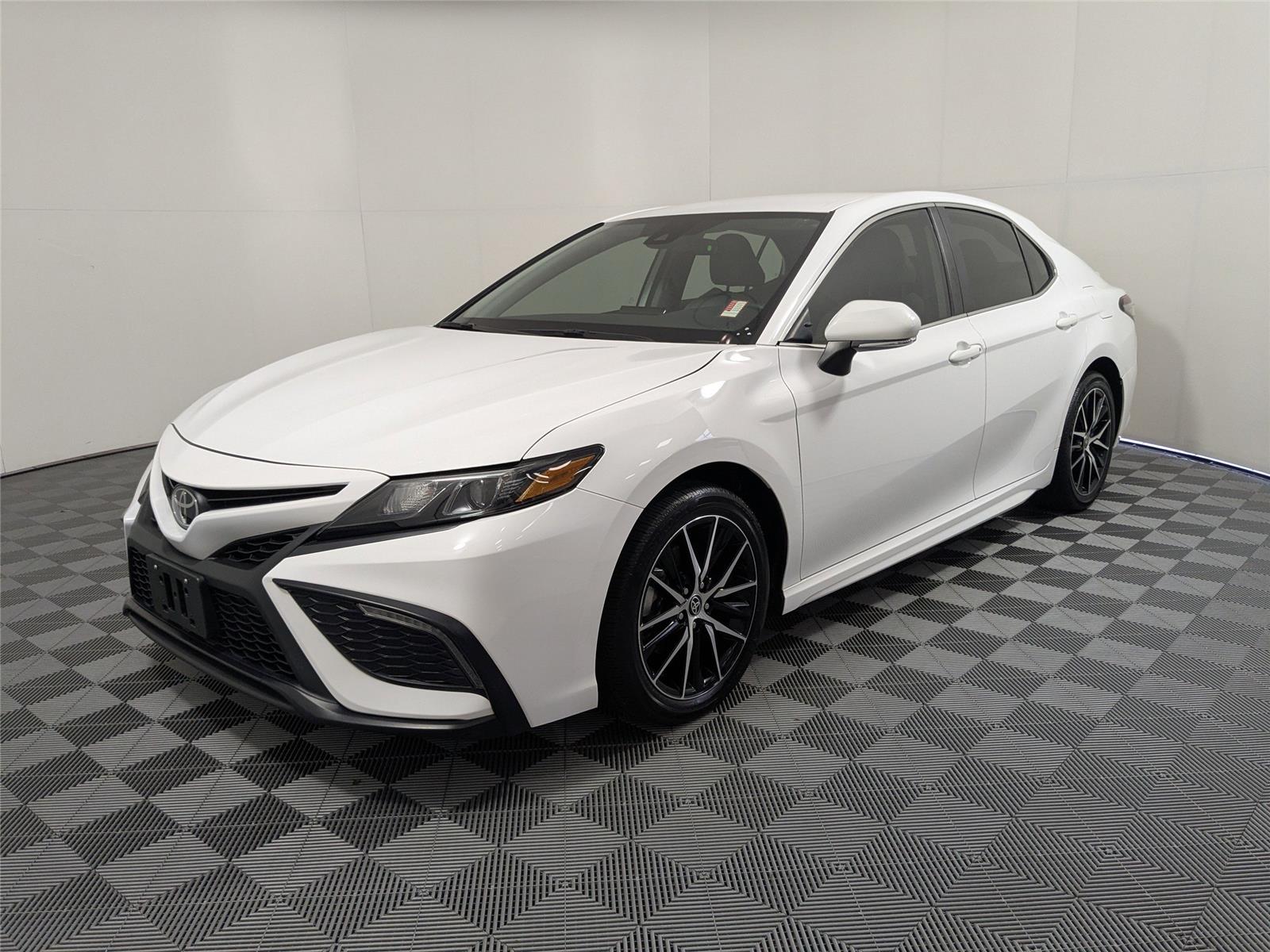 2023 Toyota Camry SE's photo