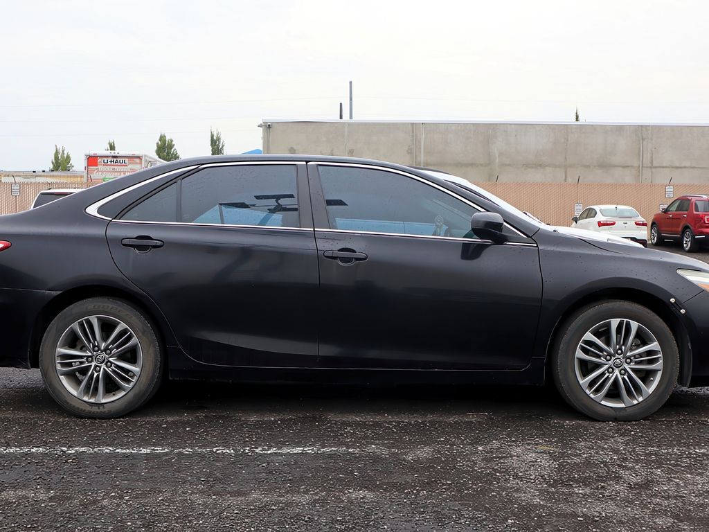 2015 Toyota Camry SE photo 6