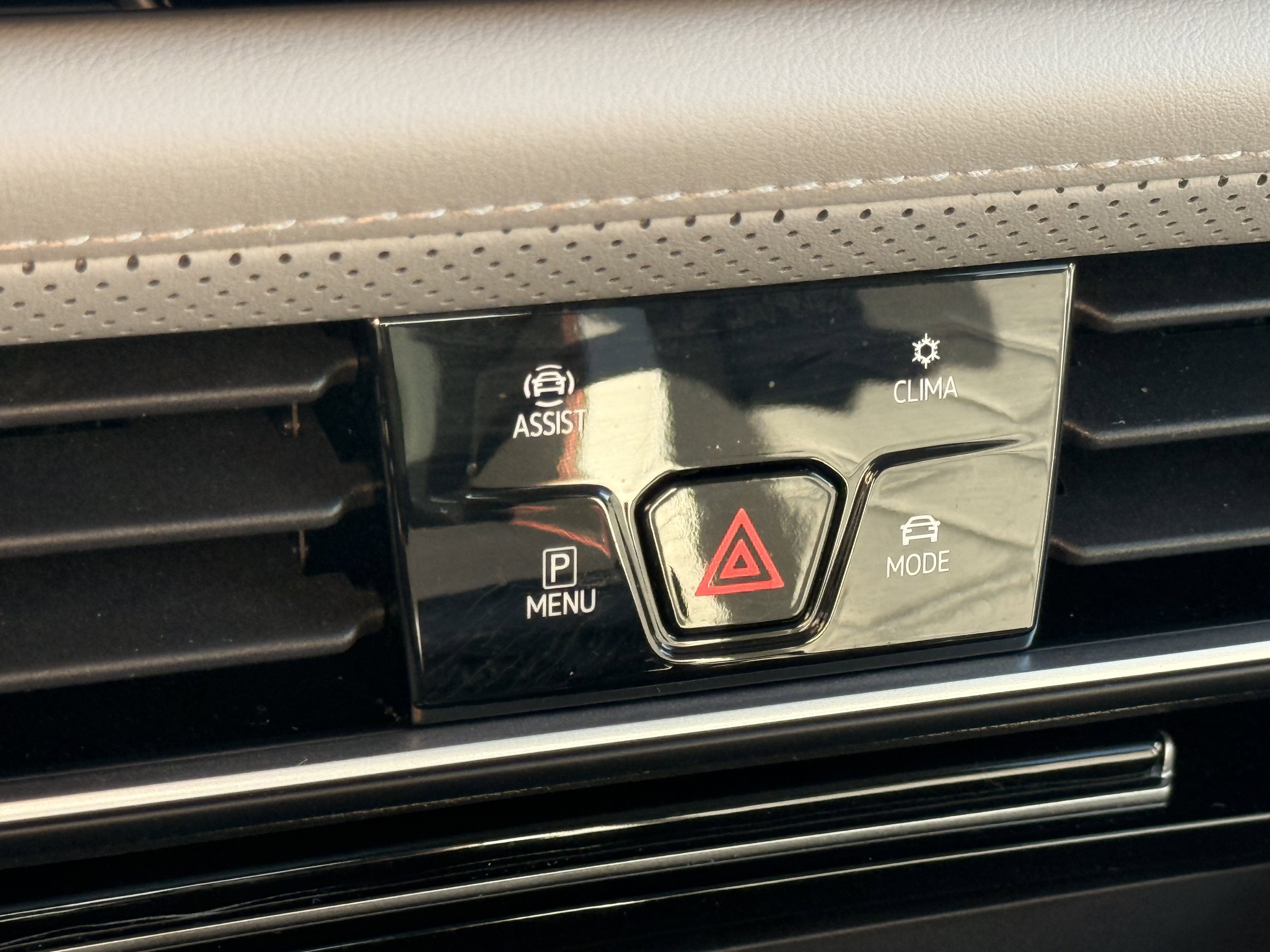 2025 Volkswagen Atlas Peak Edition SE photo 2