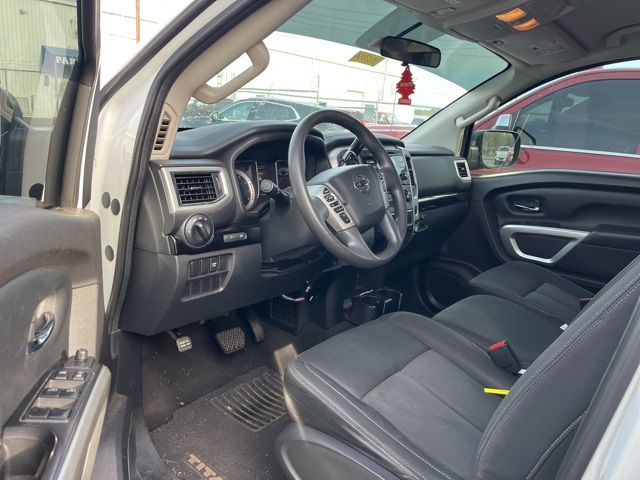 2017 Nissan Titan SV photo 4