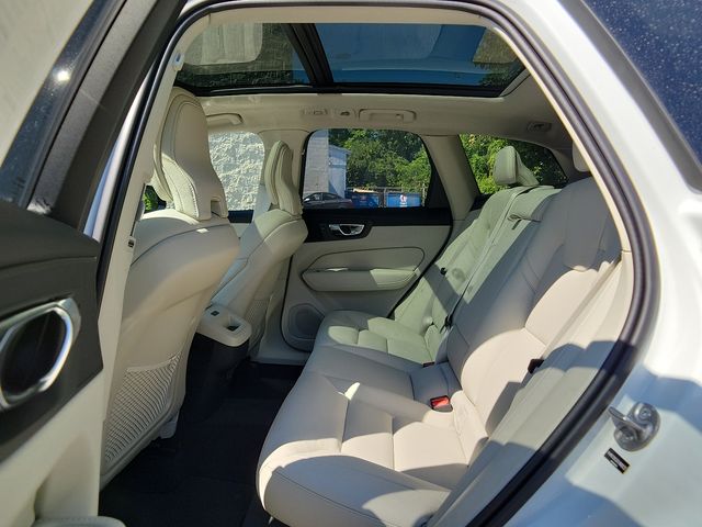 2025 Volvo XC60 B5 Plus photo 4