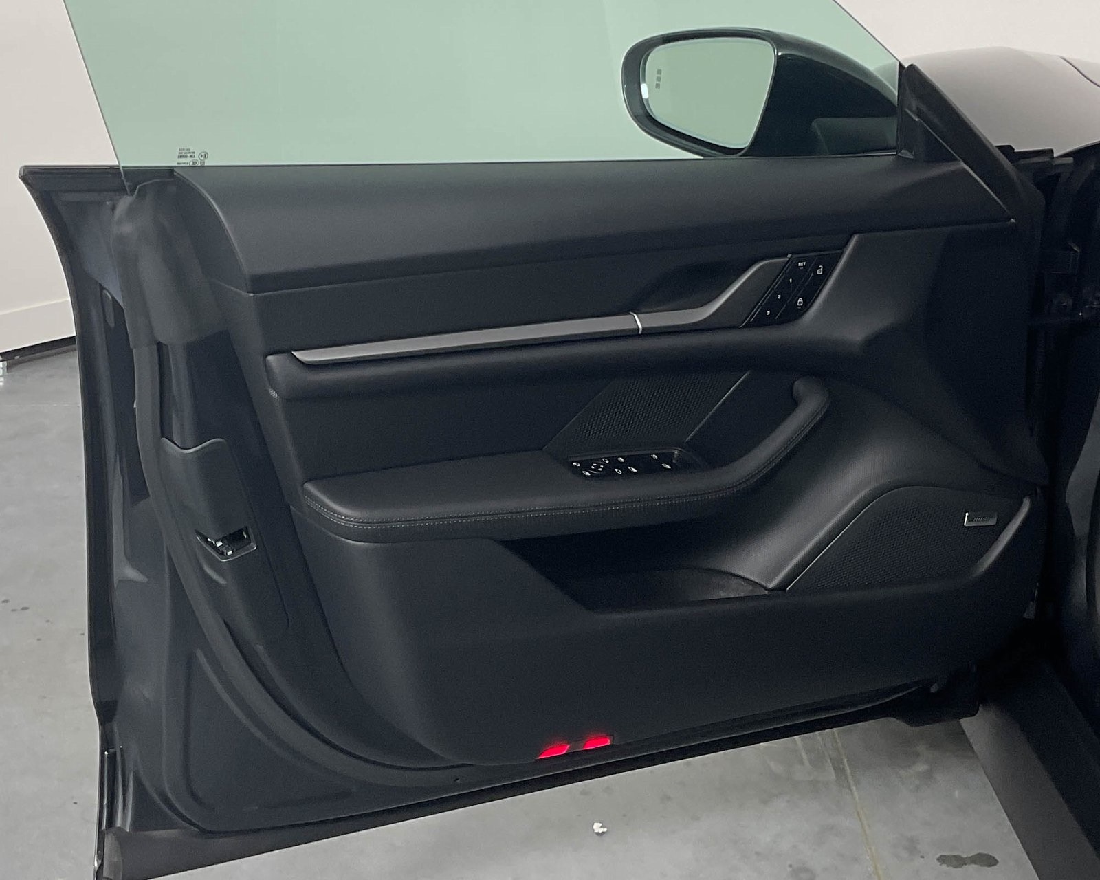 2025 Porsche Taycan 4 photo 13