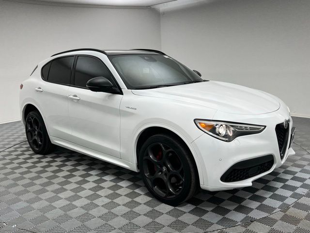 2022 Alfa Romeo Stelvio Ti Sport photo 3
