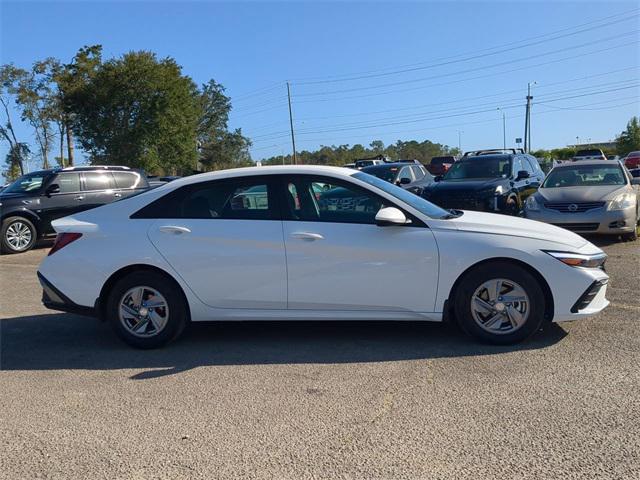 2025 Hyundai Elantra SE photo 4