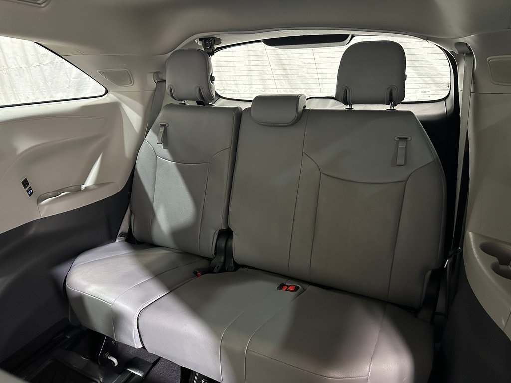 2024 Toyota Sienna XLE photo 33